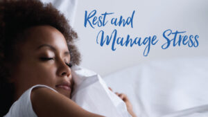 juodaodė moteris miega ant baltos pagalvės