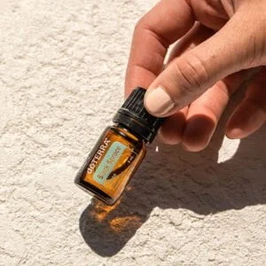 doTERRA juodūjų eglių BLACK SPRUCE eterinis aliejus laikomas rankoje